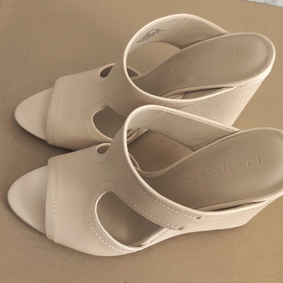 Halston Wedges size 7 - Picture 2 of 4